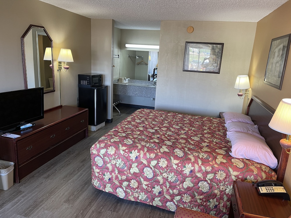 Standard Room, 1 King Bed photo 3