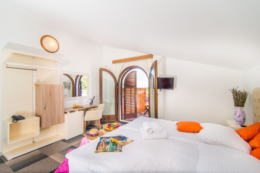 Quadruple Room, 2 Bedrooms, Balcony, Sea View photo 1