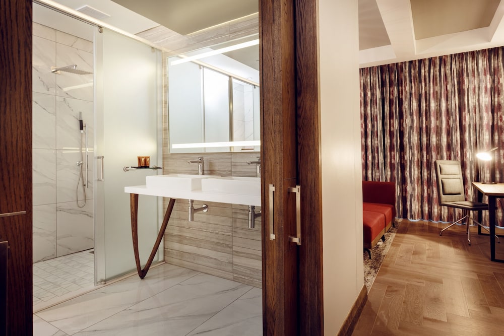 Executive Suite, 1 King Bed photo 2