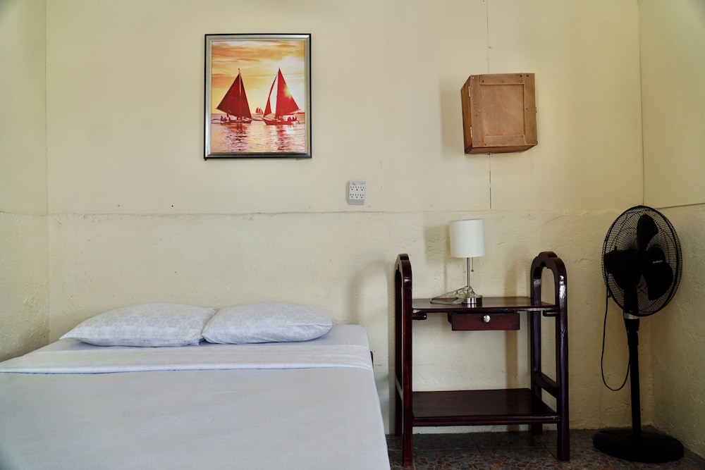 Basic Room, 1 Queen Bed photo 2