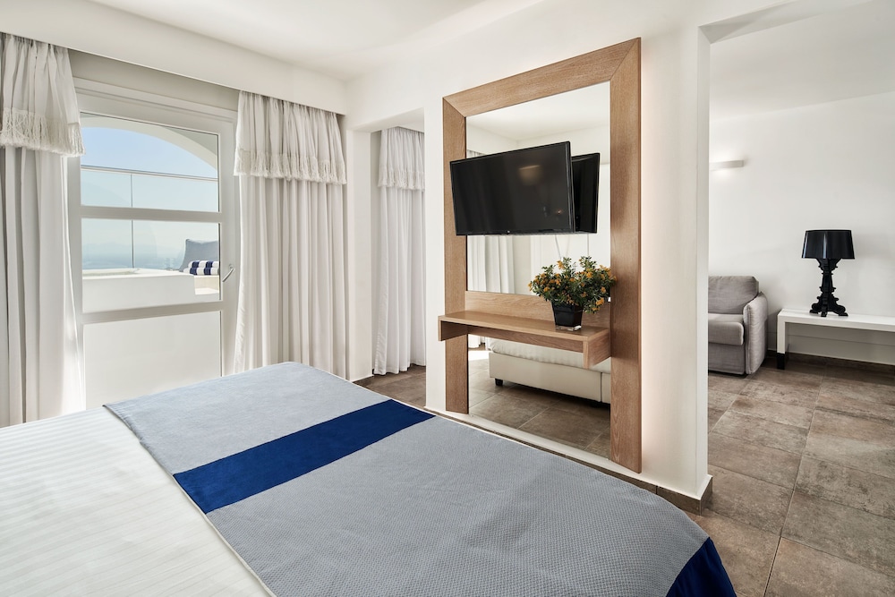 Suite, Hot Tub, Ocean View - Photo 3