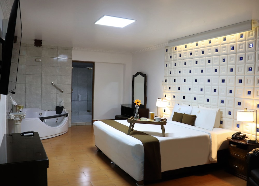 Deluxe Suite - Photo 2
