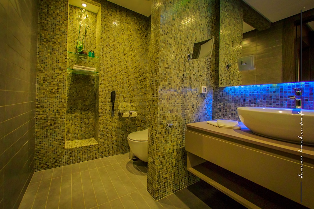 Superior Room, Located Between The Second And The Fifth Floor thumbnail 6