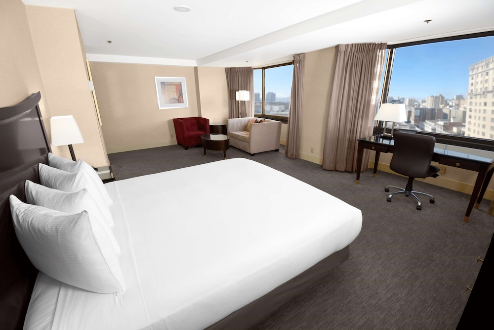 Deluxe Room, 1 King Bed, Accessible, Corner (Mobility, Hearing, Roll-In Shower) - Photo 4