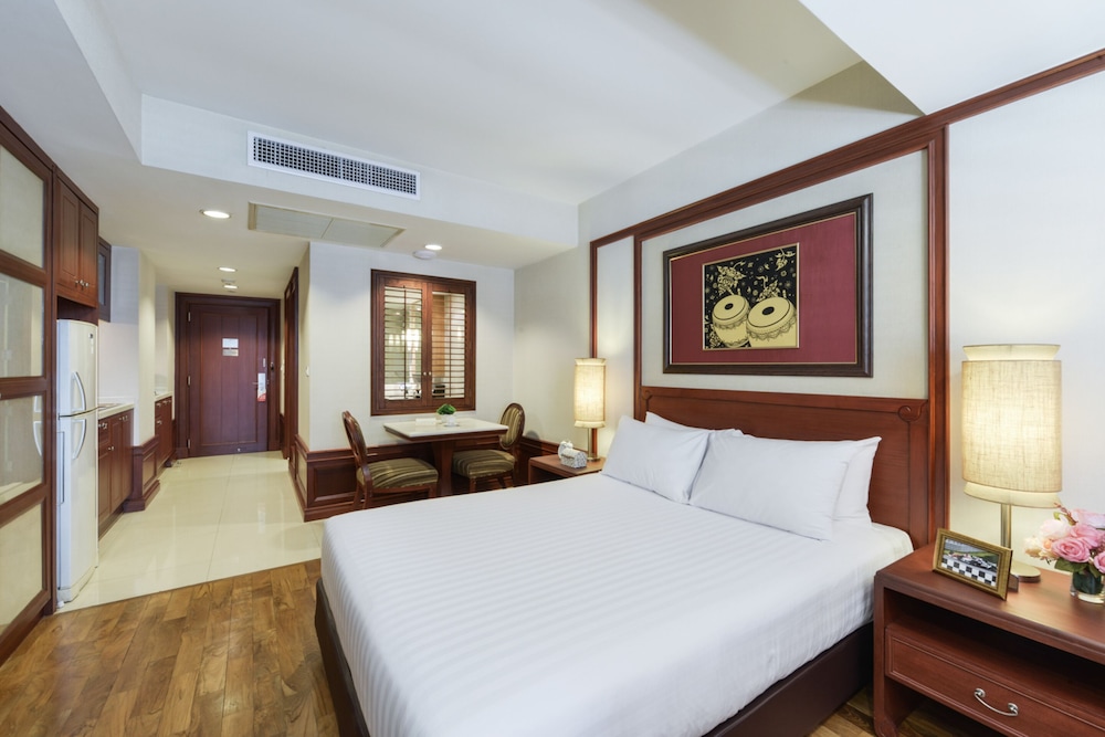 Deluxe King or Twin Bed photo 1
