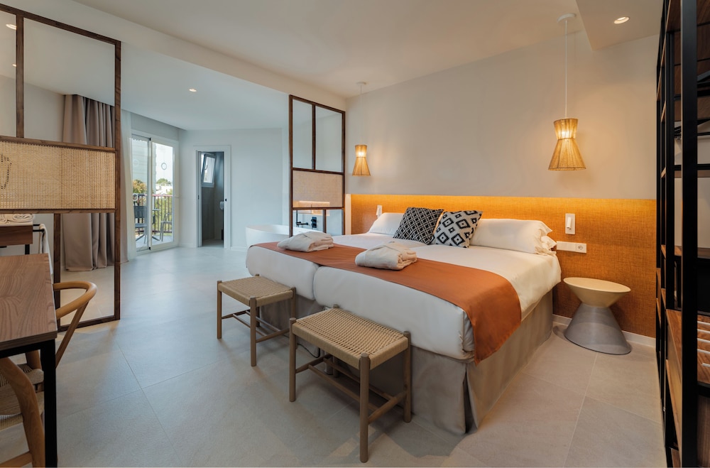 Suite, Balcony (Magnus)(2 adults + 1 child)