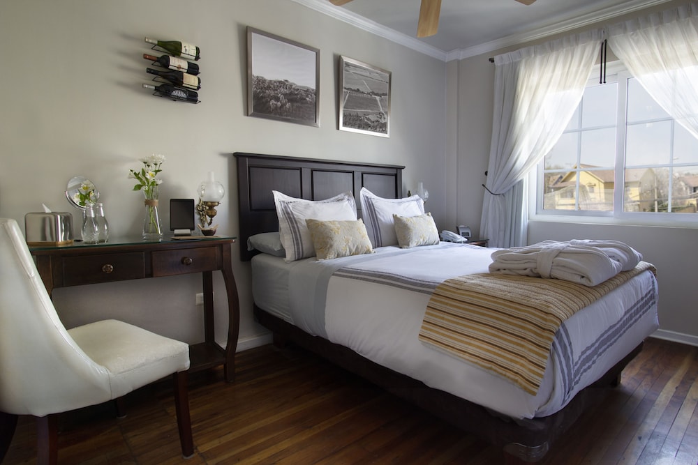 Standard Room, 1 Queen Bed (Casablanca) photo 1