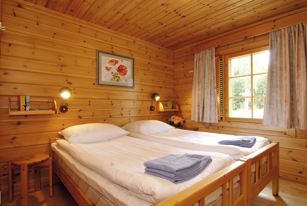 Traditional Bungalow, 2 Bedrooms, Partial Lake View photo 2