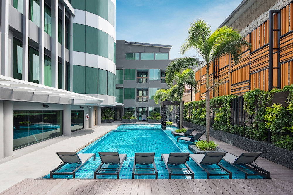 Grand Deluxe Pool View photo 3