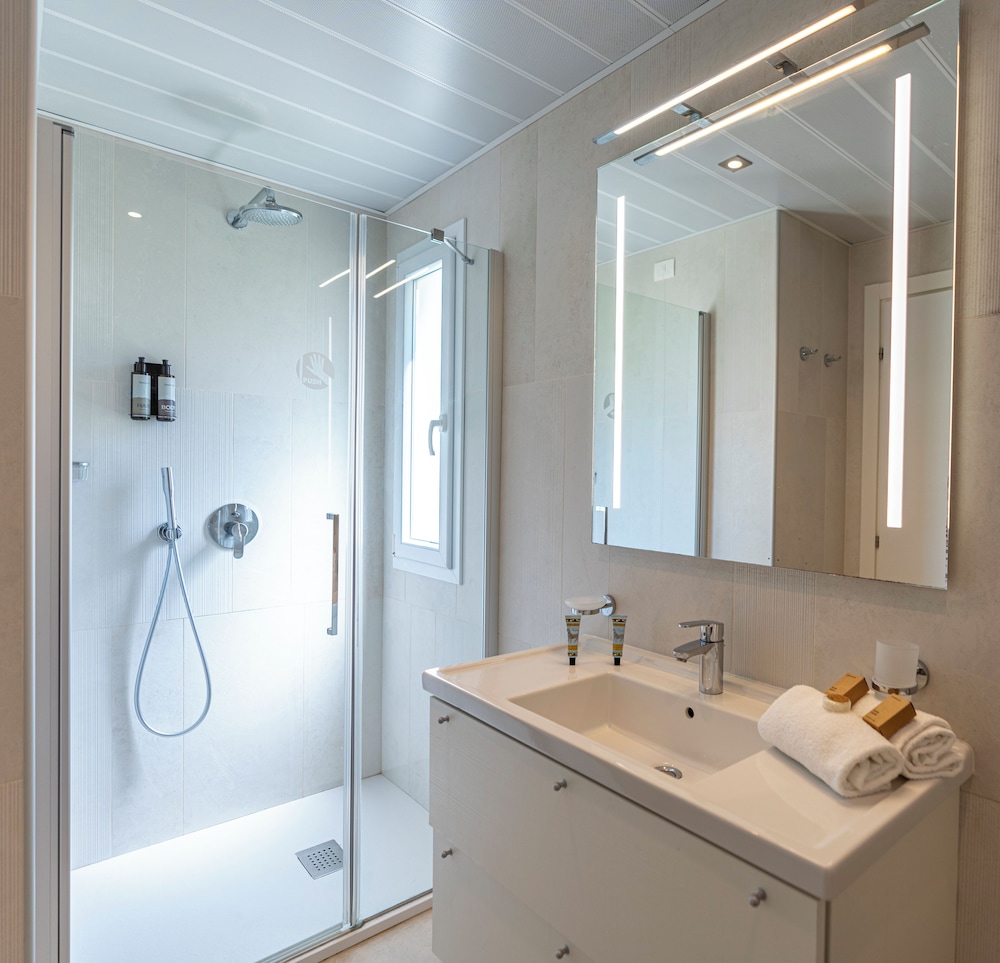 Deluxe Double Room thumbnail 5