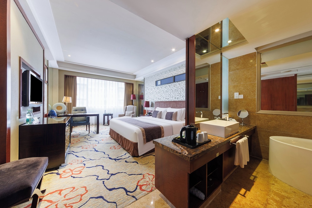 Deluxe King Room photo 1