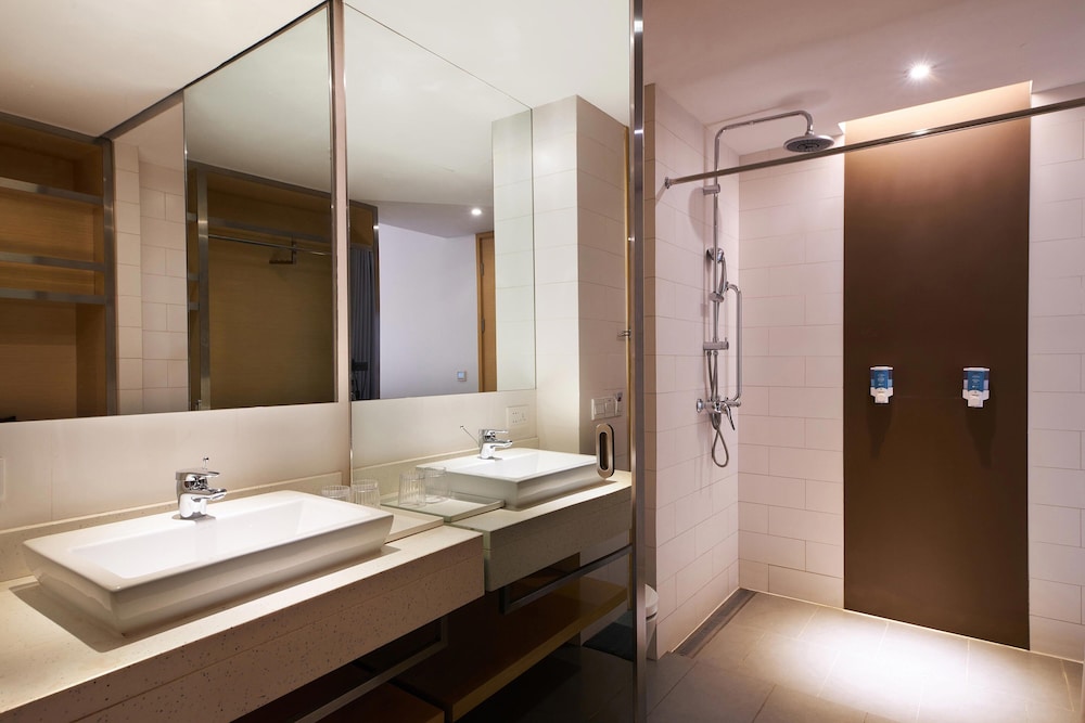 Room, 1 King Bed, City View (aloft) photo 3