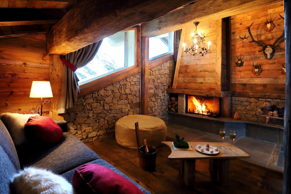 Luxury Suite - Photo 7