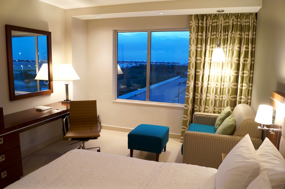 Room, 1 Queen Bed, Accessible (Roll In Shower) thumbnail 6