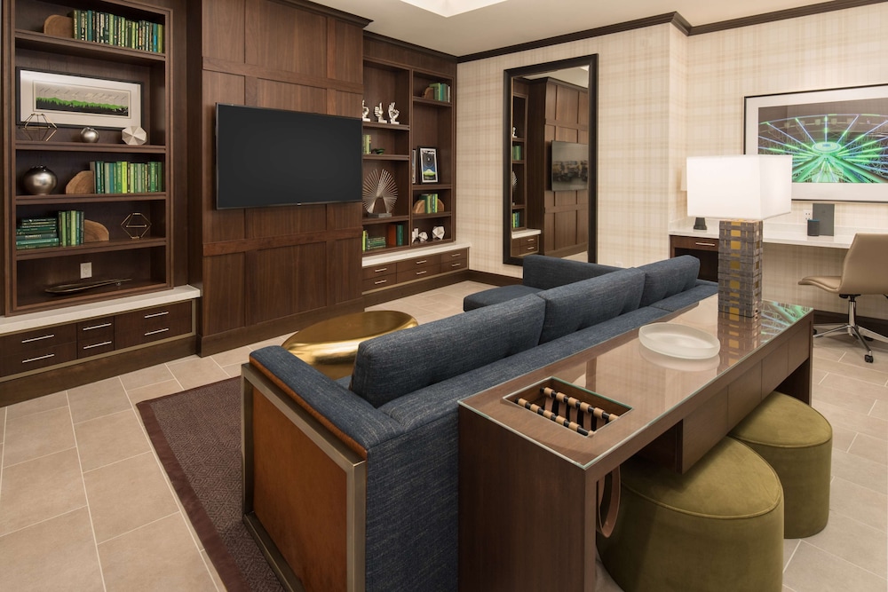 Penthouse, 2 Bedrooms, Accessible (Mobility & Hearing, Roll-In Shower) thumbnail 6