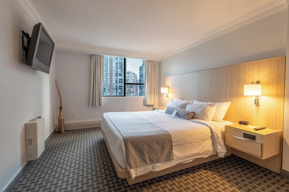 Premium Suite, 1 King Bed, Kitchen, Corner - Photo 1