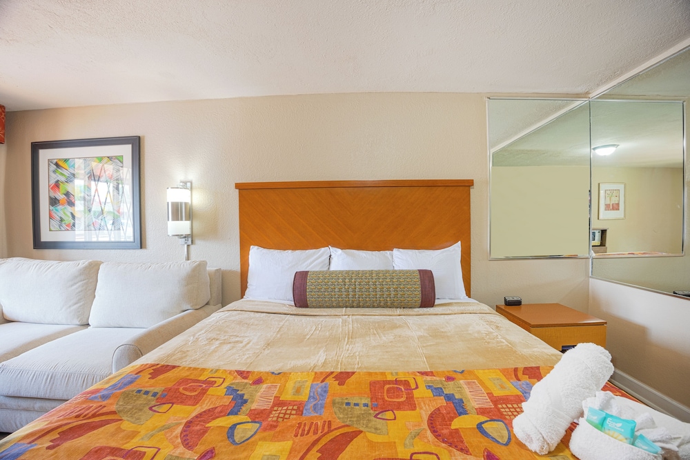 Standard Room, 1 King Bed, Non Smoking photo 3