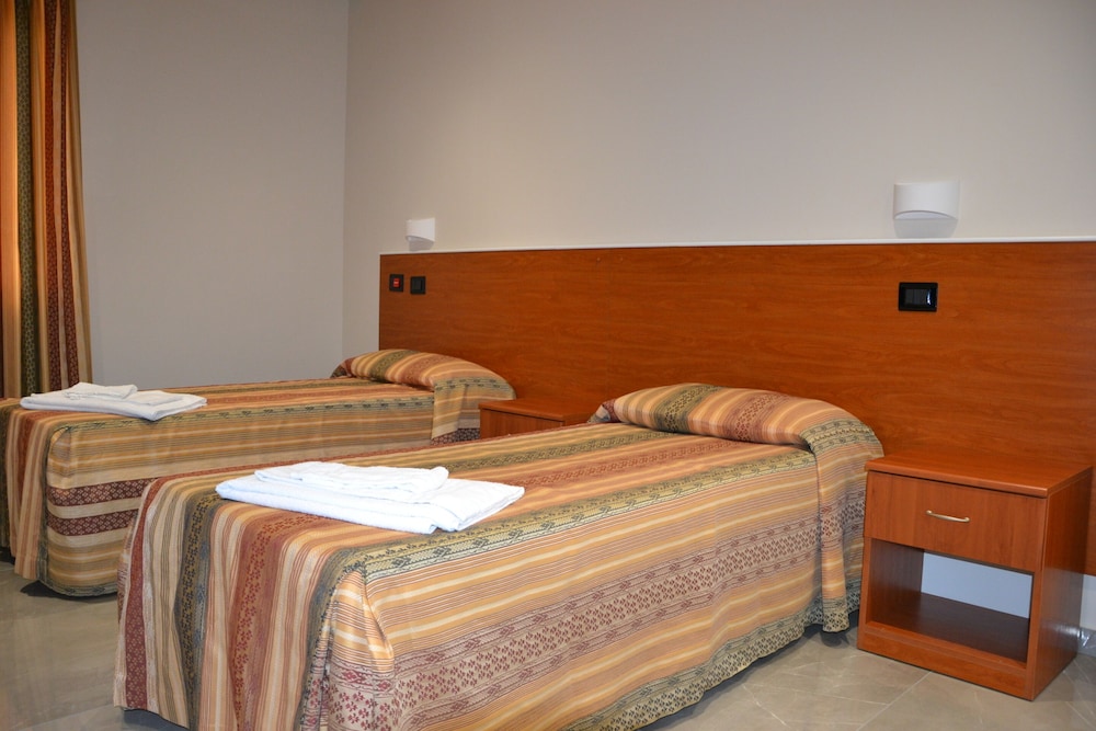 Classic Twin Room, Ensuite, Courtyard View photo 1