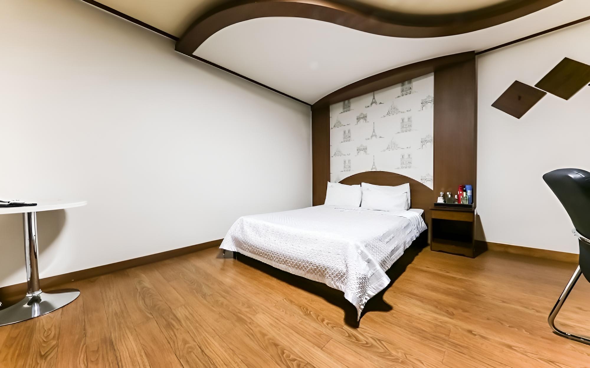 Room (Couple PC for gaming (double bed)) photo 2