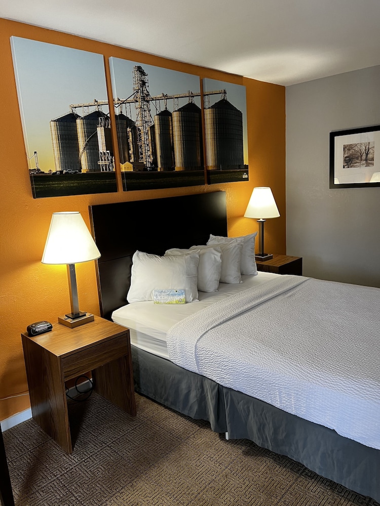 Standard Room, 1 Queen Bed, Smoking - Photo 8