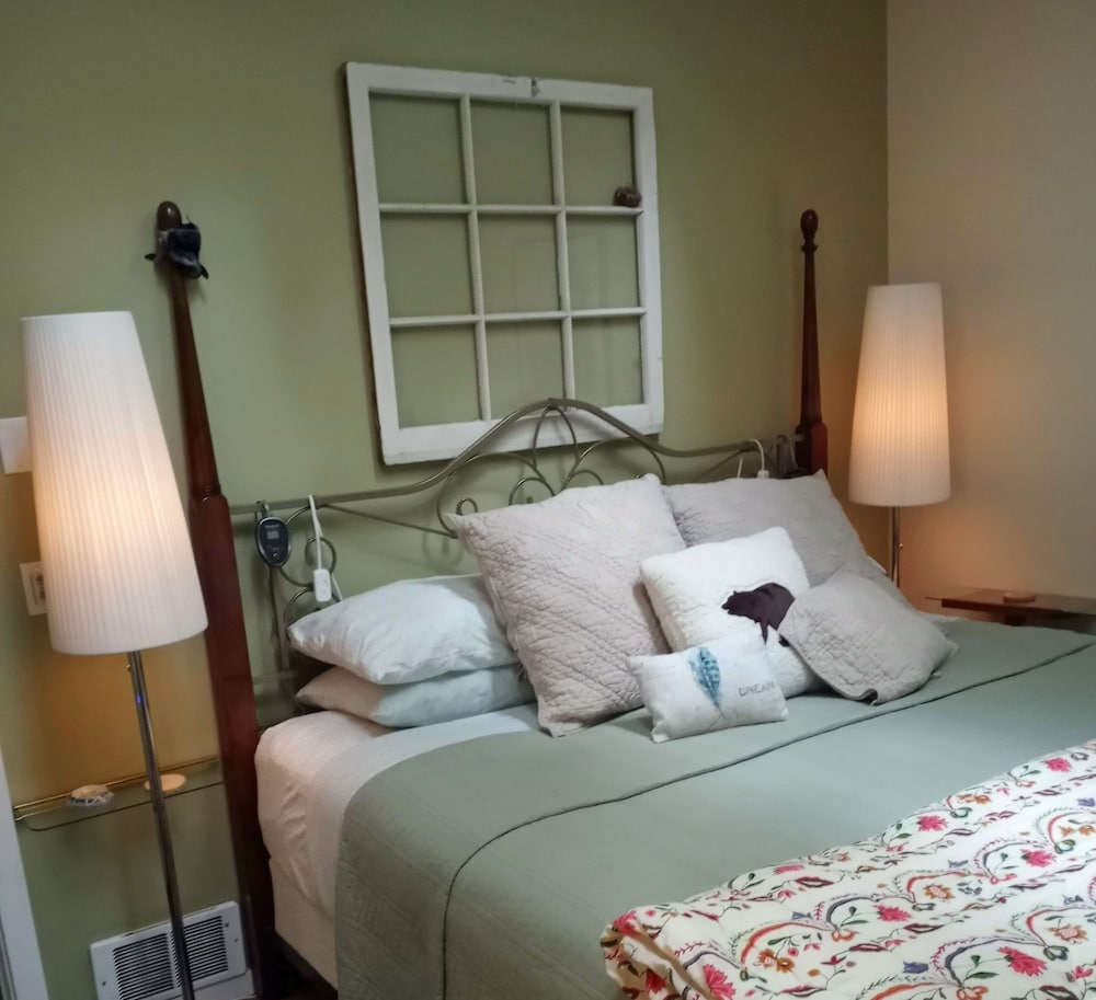 Single Room, 1 King Bed, Forest View