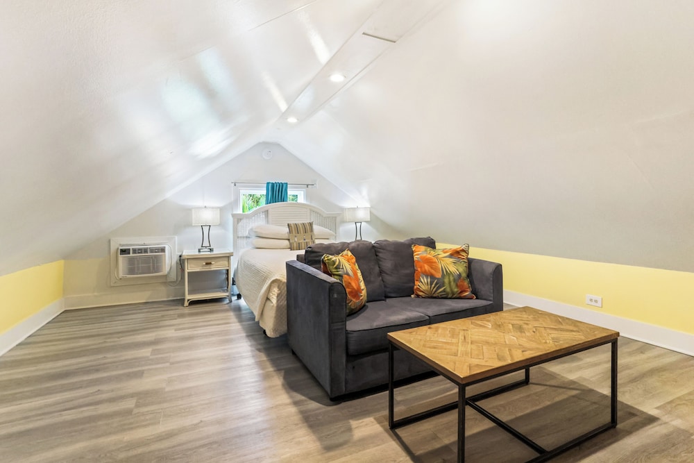 Bi-Level Suite (Not Pet Friendly) photo 2