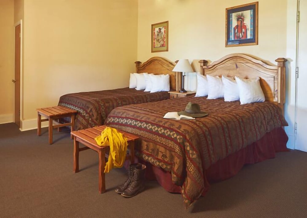 Standard 2 Queen Room