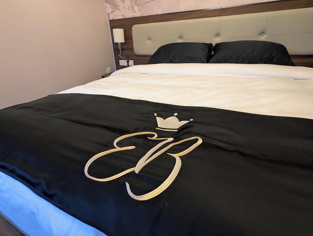 Luxury Suite, 1 King Bed, Non Smoking, Ensuite photo 3