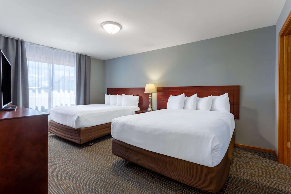 Deluxe Suite, 3 Bedrooms, Non Smoking (4 Queen Beds, 2 Twin Beds) photo 2