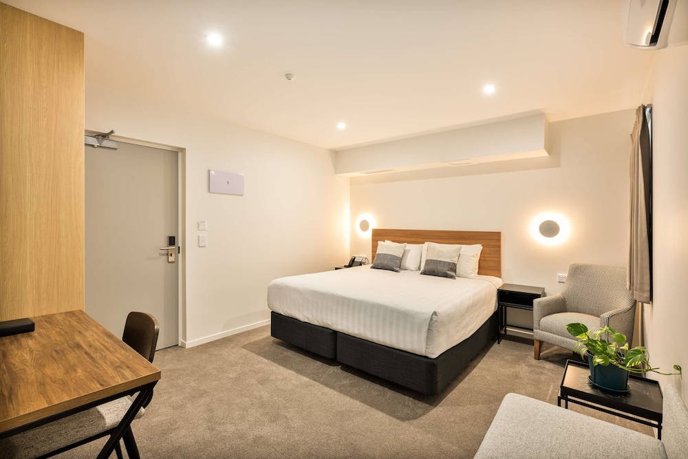 Superior Room, 1 King Bed, Non Smoking, Microwave - Photo 5