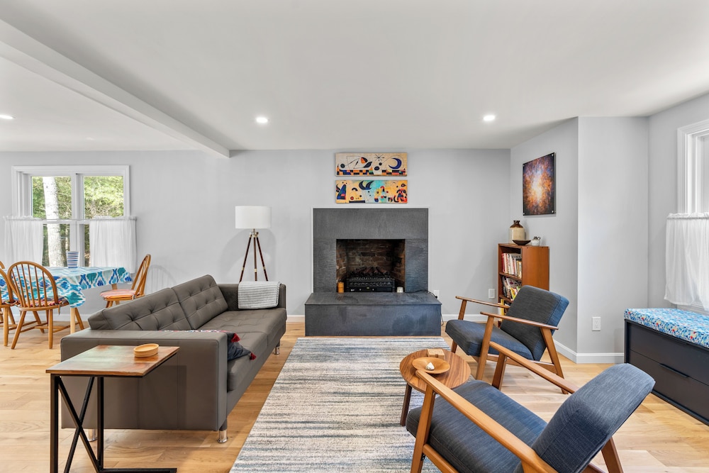 House, Multiple Beds, Fireplace photo 2