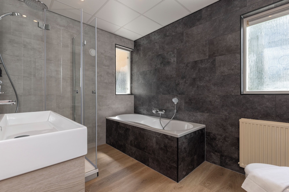 Luxury Suite - Photo 8