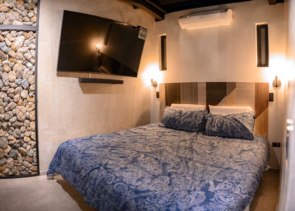 Premium Cabin, 1 King Bed, Hot Tub, City View photo 1