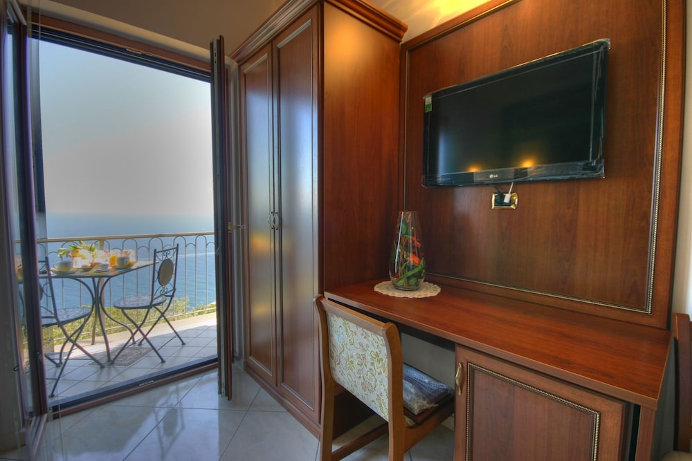 Superior Triple Room, Sea View photo 1