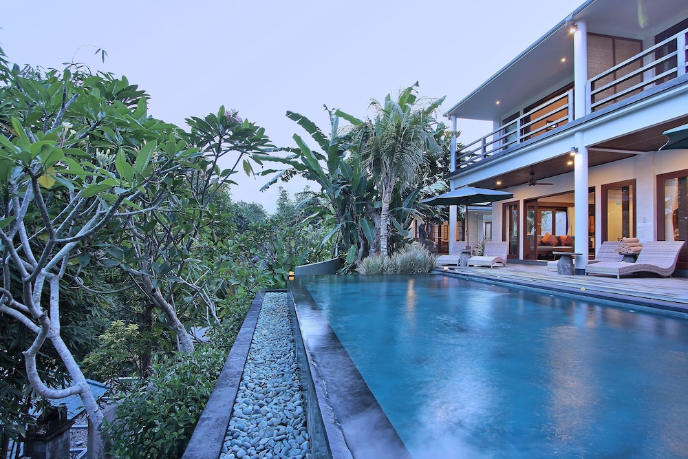 Two-Bedroom Family Villa with Pool View photo 2