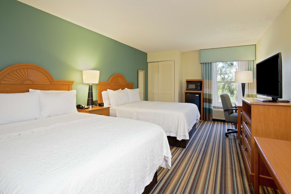 Standard Room, 2 Queen Beds - Photo 2