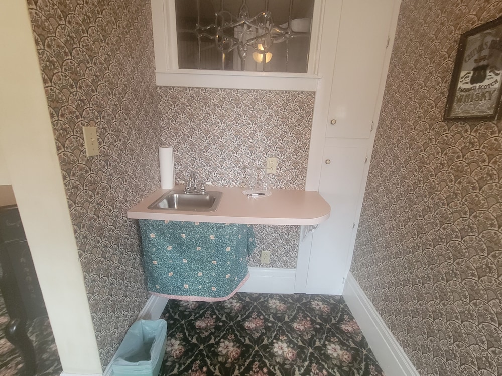 Premium Suite, 1 King Bed, Non Smoking, Private Bathroom photo 2