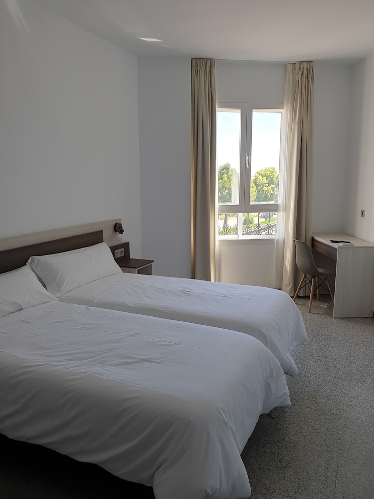 Standard Twin Room (3) - Photo 1