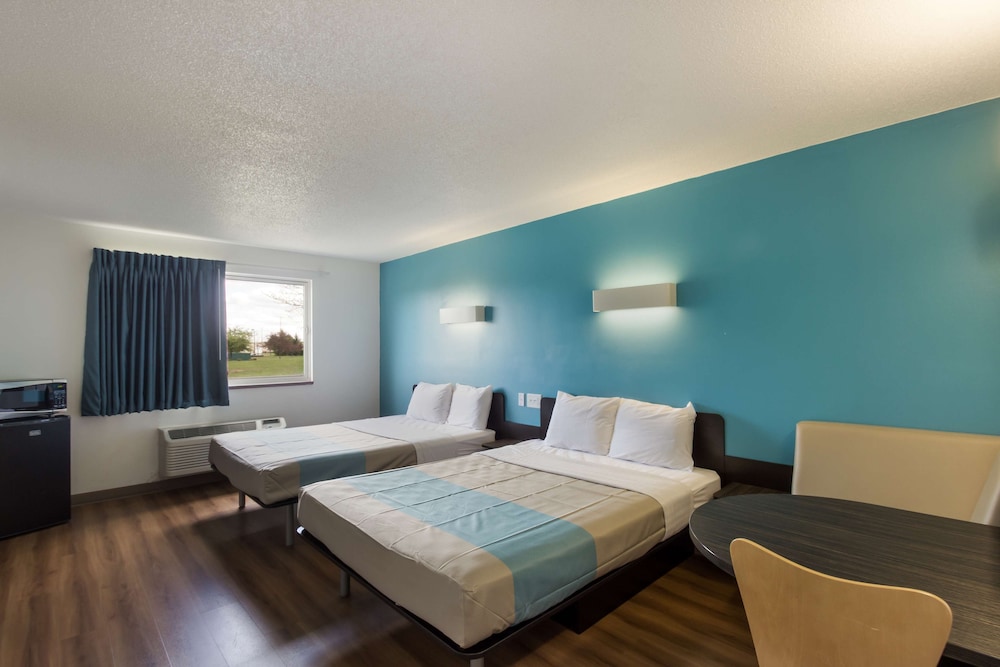 Deluxe Room, 2 Queen Beds, Non Smoking, Refrigerator & Microwave - Photo 5