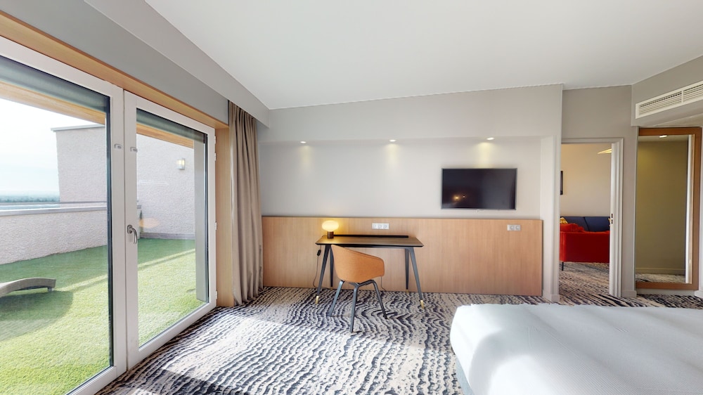 Suite, 1 King Bed, Terrace - Photo 18