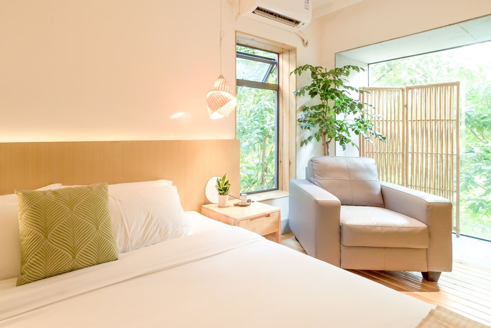 Deluxe Double Room, 1 King Bed, Non Smoking, City View photo 2