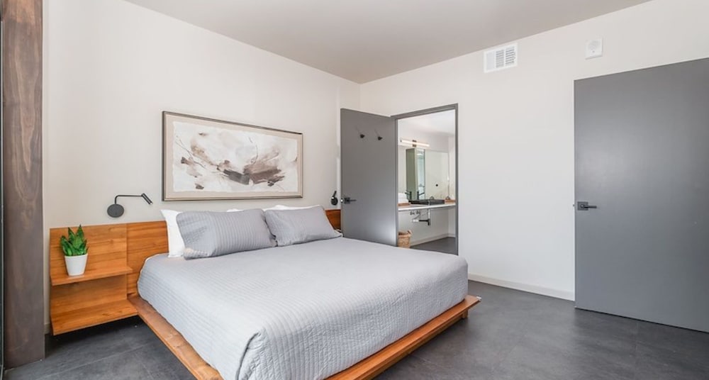 Deluxe 1 Bedroom w/ Sofabed