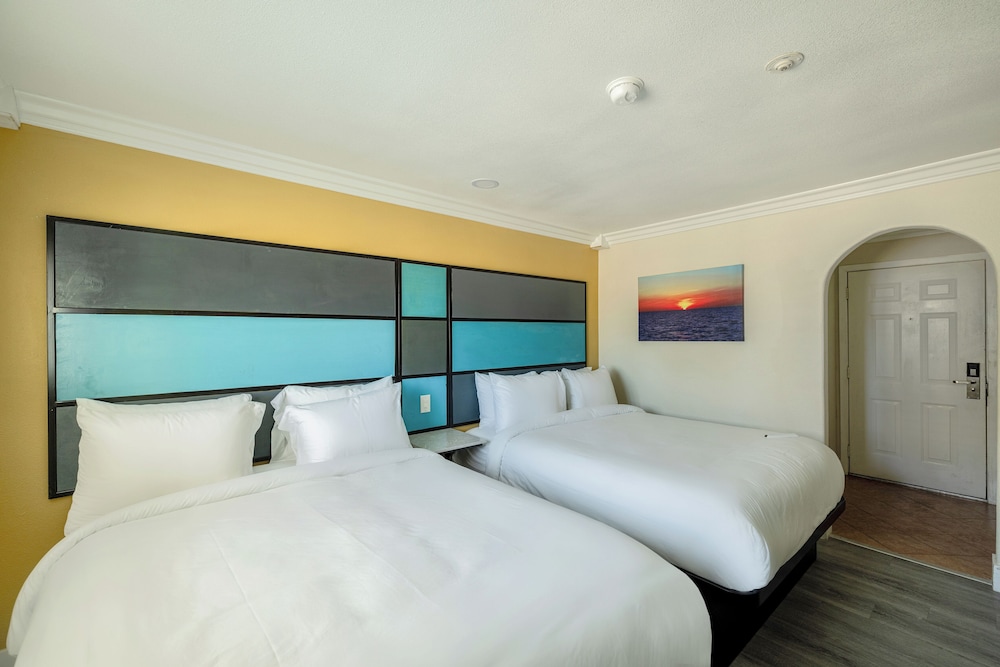 Room, 2 Queen Beds, Accessible Bathtub, Non Smoking - Photo 1
