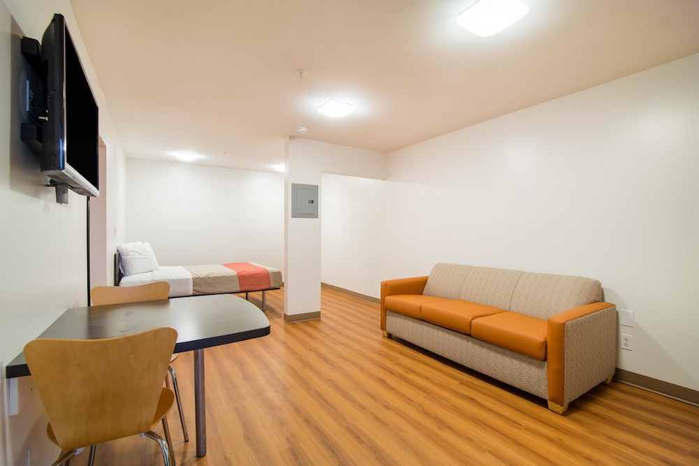 Standard Room, 1 King Bed, Non Smoking, Refrigerator & Microwave photo 1