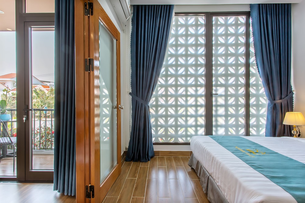 Deluxe Triple Room, City View photo 2