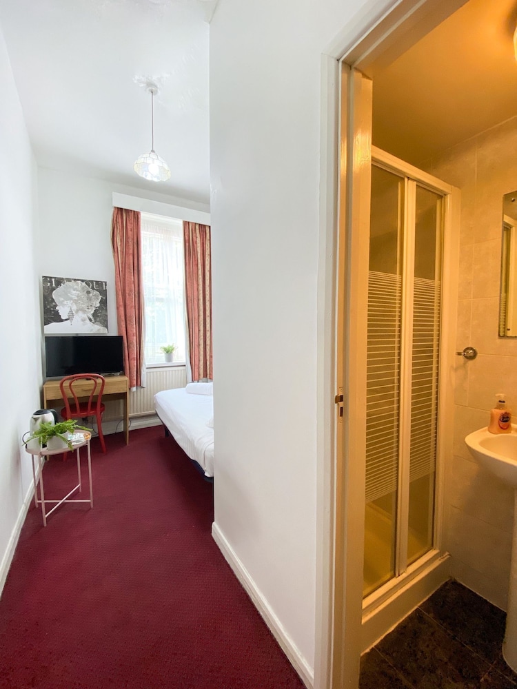 Standard Single Room, Private Bathroom photo 3