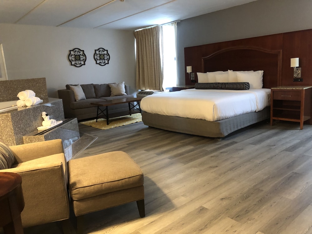 Honeymoon Suite, 1 King Bed, Non Smoking photo 2