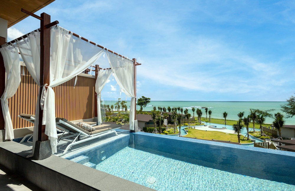 Seaview Pool Suite - Photo 2