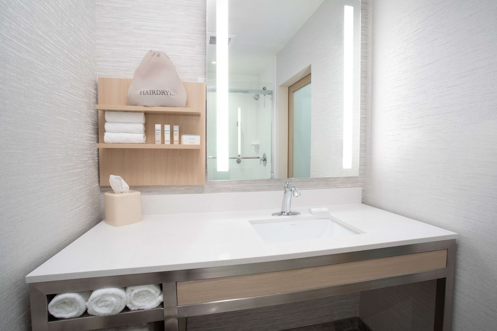 Room, 2 Queen Beds, Accessible (Hearing, Wellness Room) thumbnail 5