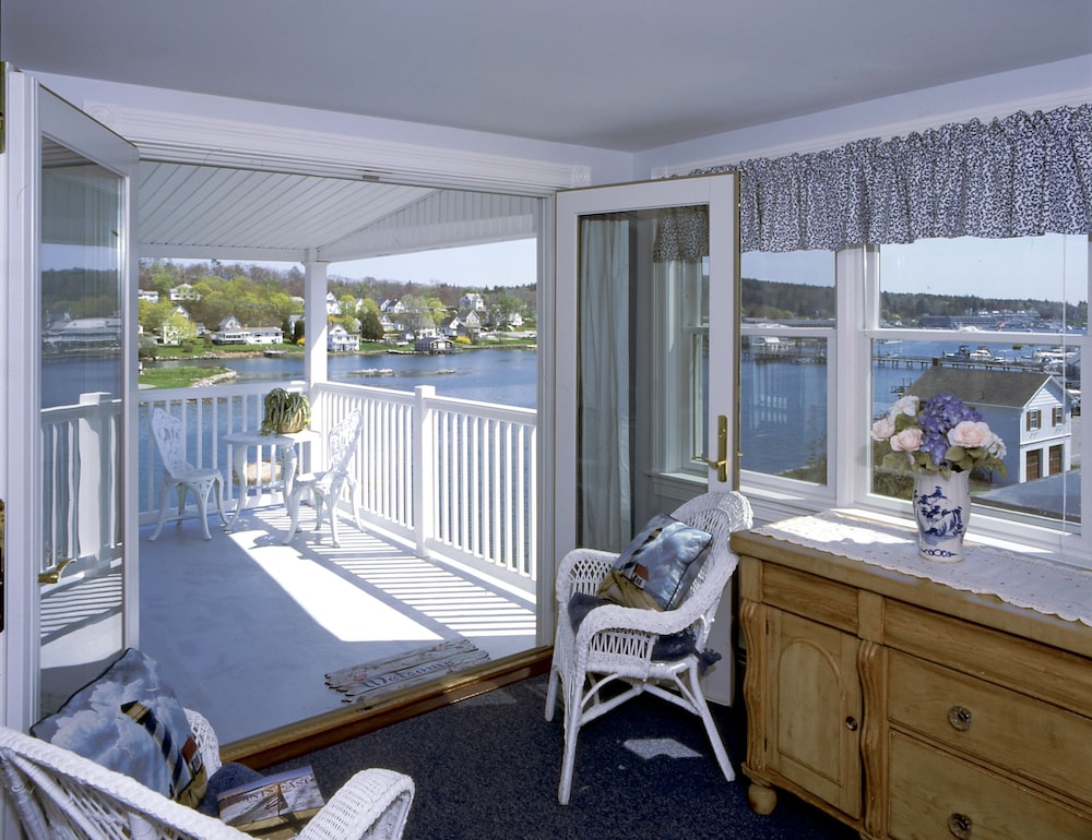 Deluxe Room, 1 King Bed, Harbor View photo 3